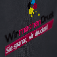 Tasche, schwarz, farbig bestickt, aufgestellt