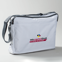 Tasche, weiß, farbig bestickt, aufgestellt