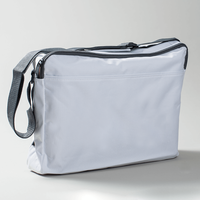 Tasche, weiß, aufgestellt