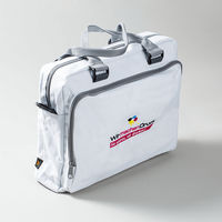 Tasche, weiß, farbig bestickt, aufgestellt