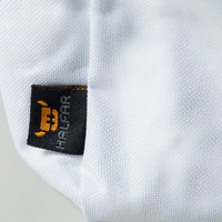 Tasche, weiß, farbig bestickt, aufgestellt