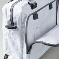 Tasche, weiß, farbig bestickt, aufgestellt