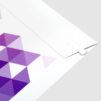 Versandtasche B5, 4/0 farbig bedruckt Detail Lasche geschlossen