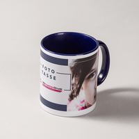 dunkelblaue Werbetasse, Innenseite und Henkel dunkelblau, außen Druck in Fotoqualität