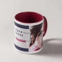 maroon Werbetasse, Innenseite und Henkel maroon, außen Druck in Fotoqualität