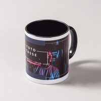 schwarze Werbetasse, Innenseite und Henkel schwarz, außen Druck in Fotoqualität