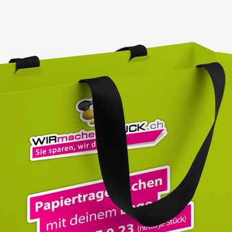 WmD-Imprint-Logo, einseitig farbig bedruckte Papiertragetasche in M mit Schleifenband, 34 x 26,5 x 11 cm, 4/0-farbig