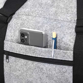 Zweifarbige Sporttasche aus RPET-Filz, Detail Tasche